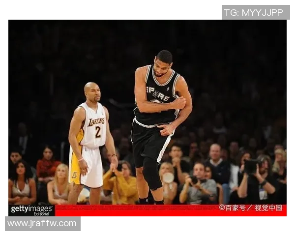 深圳篮球队以61分领跑世界杯积分榜展现强劲实力与团队合作精神